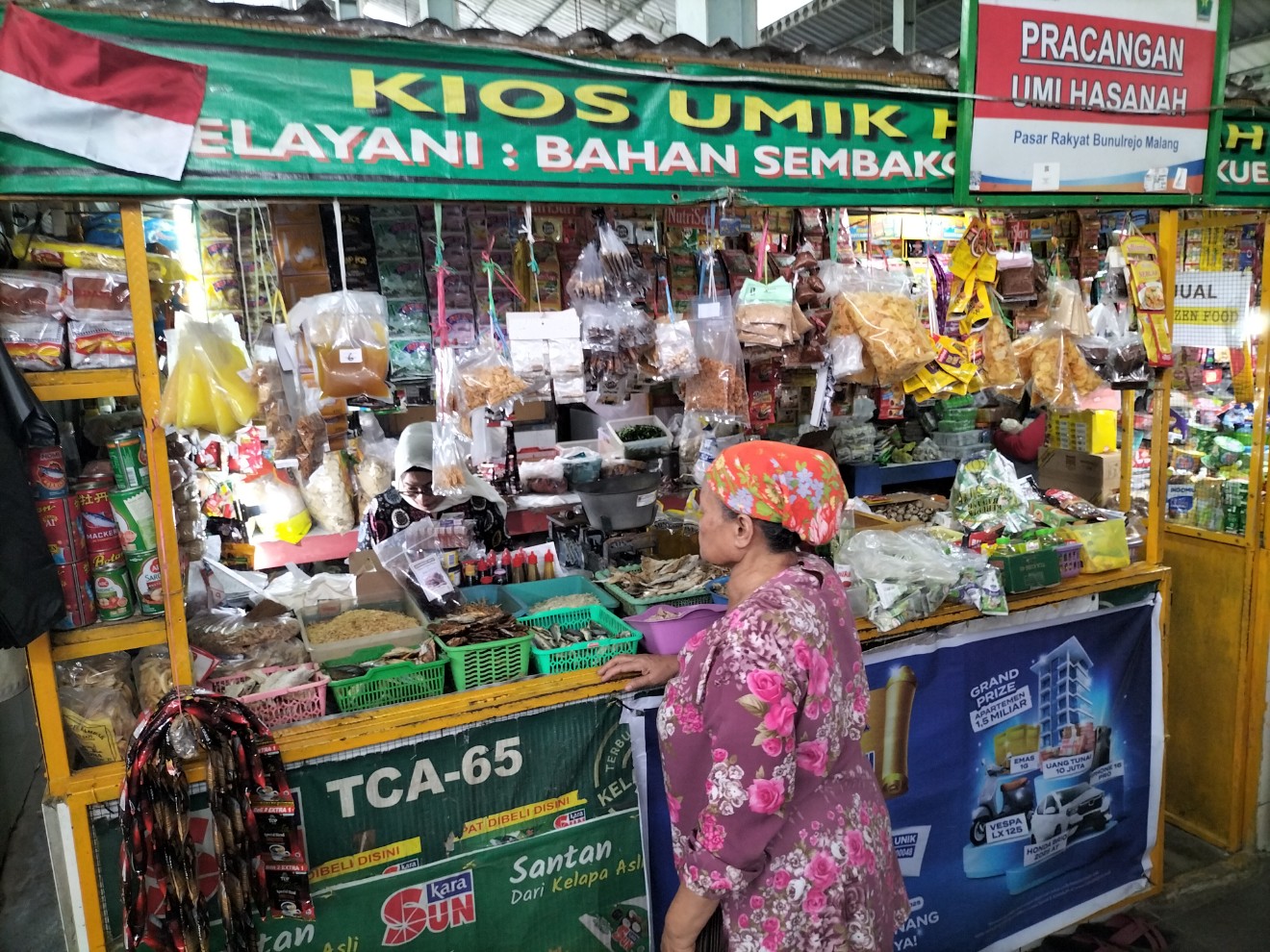 Pedagang di Pasar Bunulrejo, Kota Malang, melayani konsumen. Foto: Tugusatu/Bagus Suryo