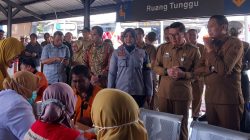 Wali Kota Malang Wahyu Hidayat memantau pemeriksaan kesehatan sopir bus yang melayani angkutan Lebaran di terminal Arjosari. Foto: Tugusatu/Maghfirotul Hasanah
