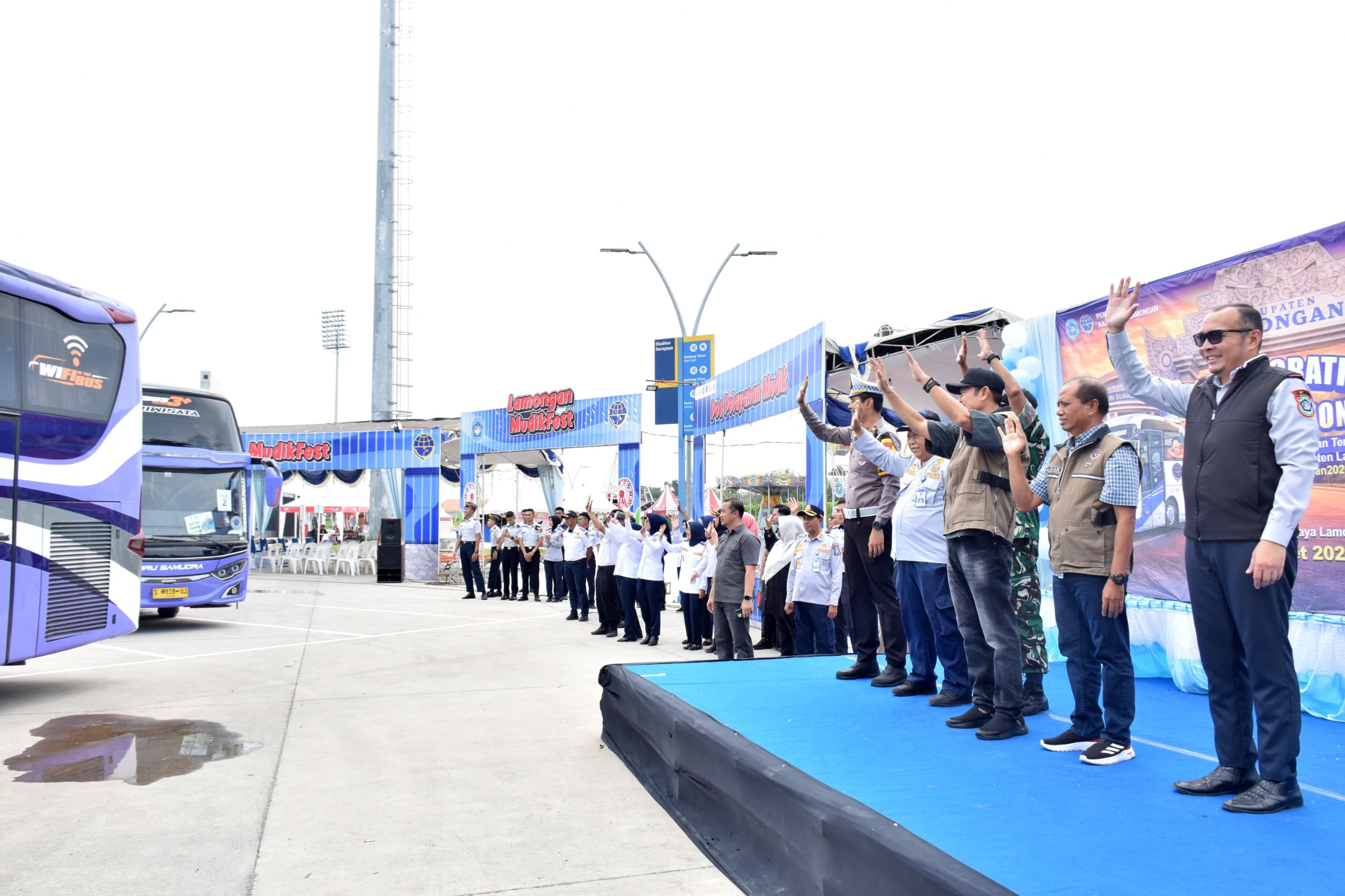 Bupati Lamongan Yuhronur Efendi dan pemangku kepentingan memberangkatkan tiga bus pemudik menuju Jakarta.