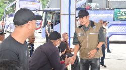 Bupati Lamongan Yuhronur Efendi menyalami pemudik yang akan balik ke Jakarta. Foto: Tugusatu/Ahmad Yakub/ist