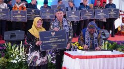 Bupati Lamongan Yuhronur Efendi meresmikan Gedung Revitalisasi Satuan Pendidikan jenjang TK, SD, dan SMP Negeri/Swasta Tahun Anggaran 2025 bersama Menteri Pendidikan Republik Indonesia Abdul Mu'ti di SMP Negeri 1 Lamongan, Jumat (6/3/2026). Foto: Tugusatu/Ahmad Yakub/ist