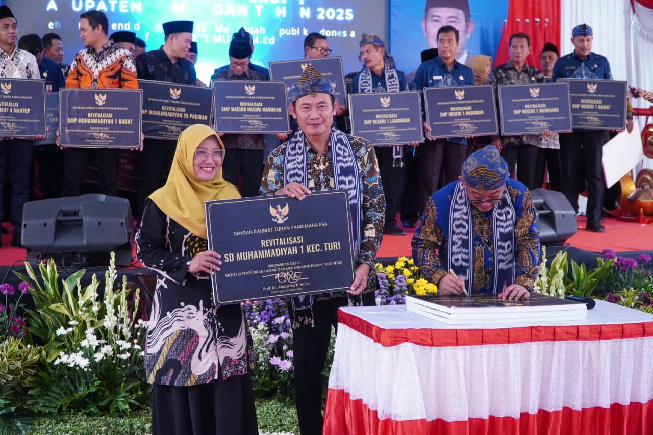 Bupati Lamongan Yuhronur Efendi meresmikan Gedung Revitalisasi Satuan Pendidikan jenjang TK, SD, dan SMP Negeri/Swasta Tahun Anggaran 2025 bersama Menteri Pendidikan Republik Indonesia Abdul Mu'ti di SMP Negeri 1 Lamongan, Jumat (6/3/2026). Foto: Tugusatu/Ahmad Yakub/ist