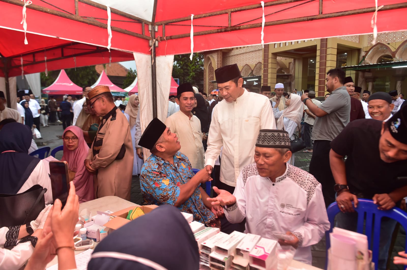Bupati Lamongan Yuhronur Efendi gencar bersilaturahmi menyambangi warga selama Ramadan 2026 sekaligus menyampaikan capaian kinerja pembangunan. Foto: Tugusatu/Ahmad Yakub/ist