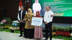 Gubernur Jatim Khofifah Indar Parawansa menyalurkan bantuan Sapa Bansos di Lamongan. Foto: Tugusatu/Ahmad Yakub/ist