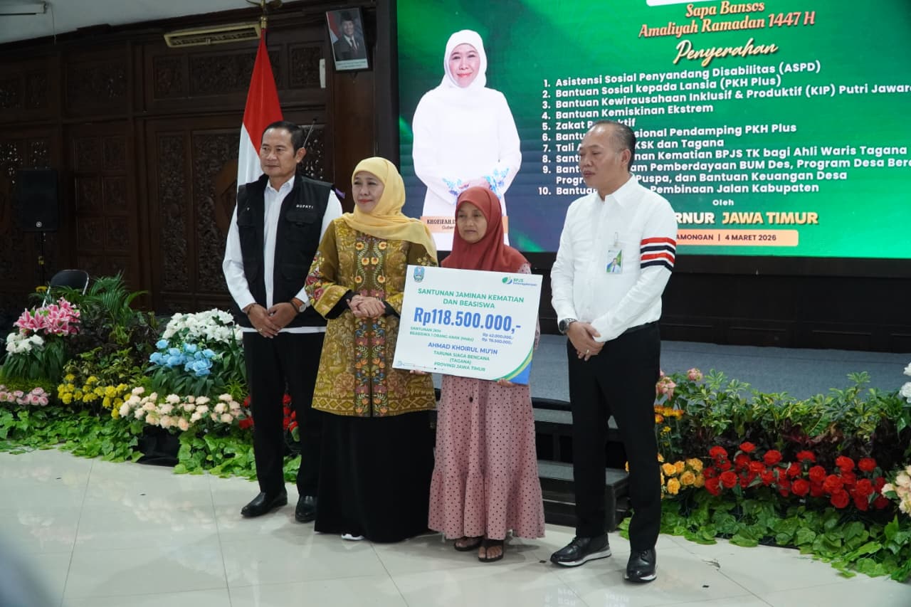 Gubernur Jatim Khofifah Indar Parawansa menyalurkan bantuan Sapa Bansos di Lamongan. Foto: Tugusatu/Ahmad Yakub/ist