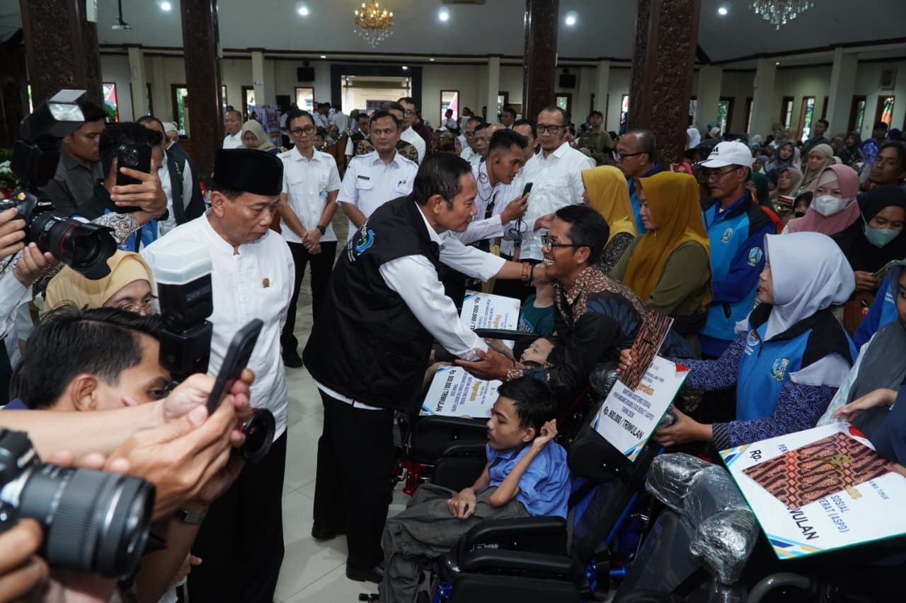 Bupati Lamongan Yuhronur Efendi akrab disapa Pak Yes menyapa warga penerima manfaat Program Sapa Bansos Pemprov Jatim.