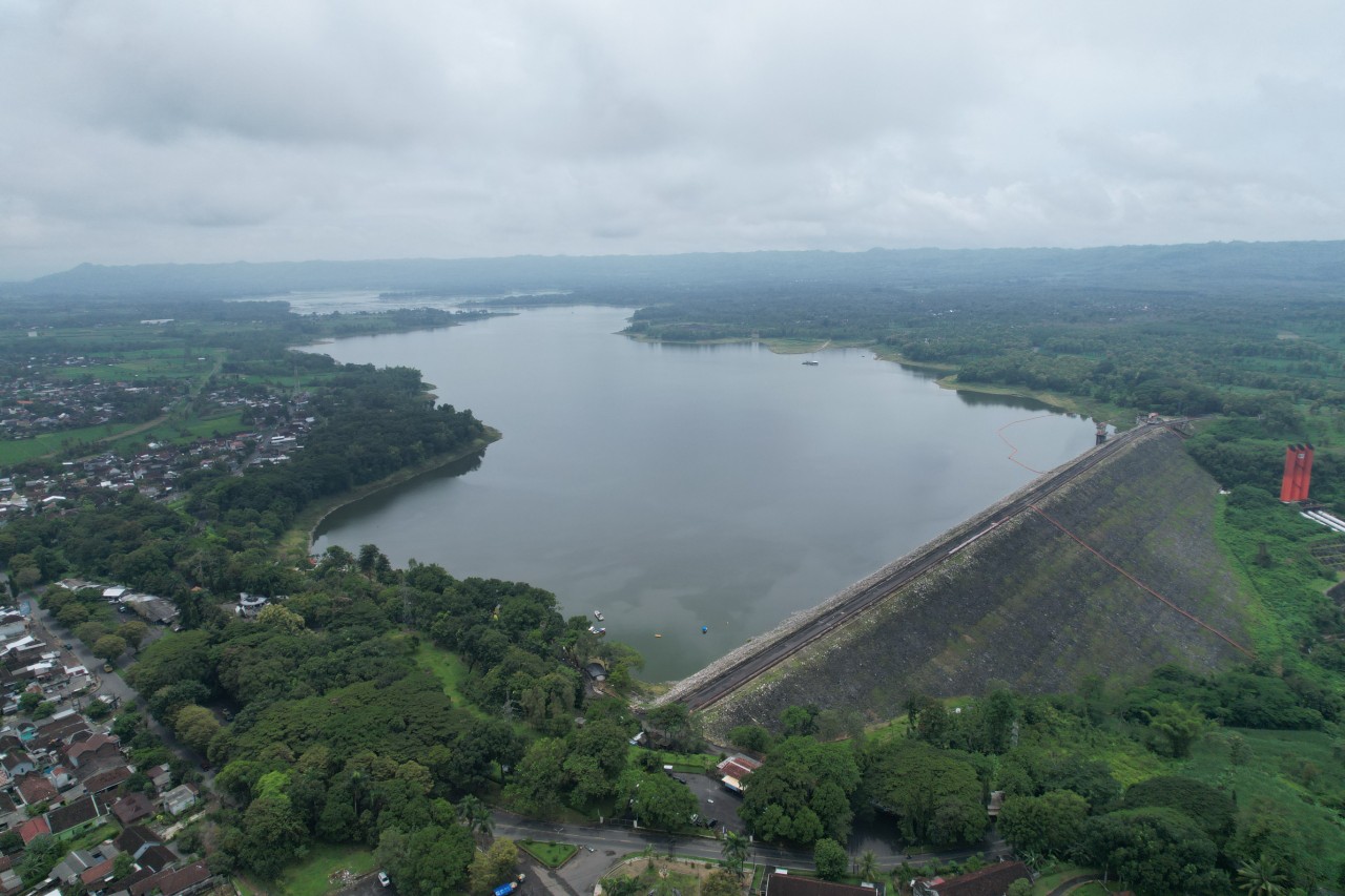 PLN Nusantara Power akan membangun PLTS Terapung Karangkates dengan kapasitas 100 MWac atau 133 MWp melalui entitas pengembang PT Nusantara Guodian Karangkates Indonesia (NGKI). Foto: Dok. PLN NP