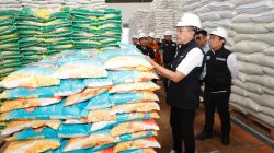 Wali Kota Malang Wahyu Hidayat memastikan stok beras di gudang Bulog menjelang Lebaran 2026. Foto: Dok. Bagian Prokompim Kota Malang