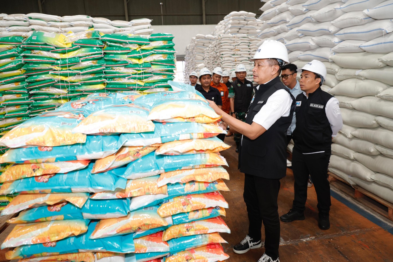 Wali Kota Malang Wahyu Hidayat memastikan stok beras di gudang Bulog menjelang Lebaran 2026. Foto: Dok. Bagian Prokompim Kota Malang