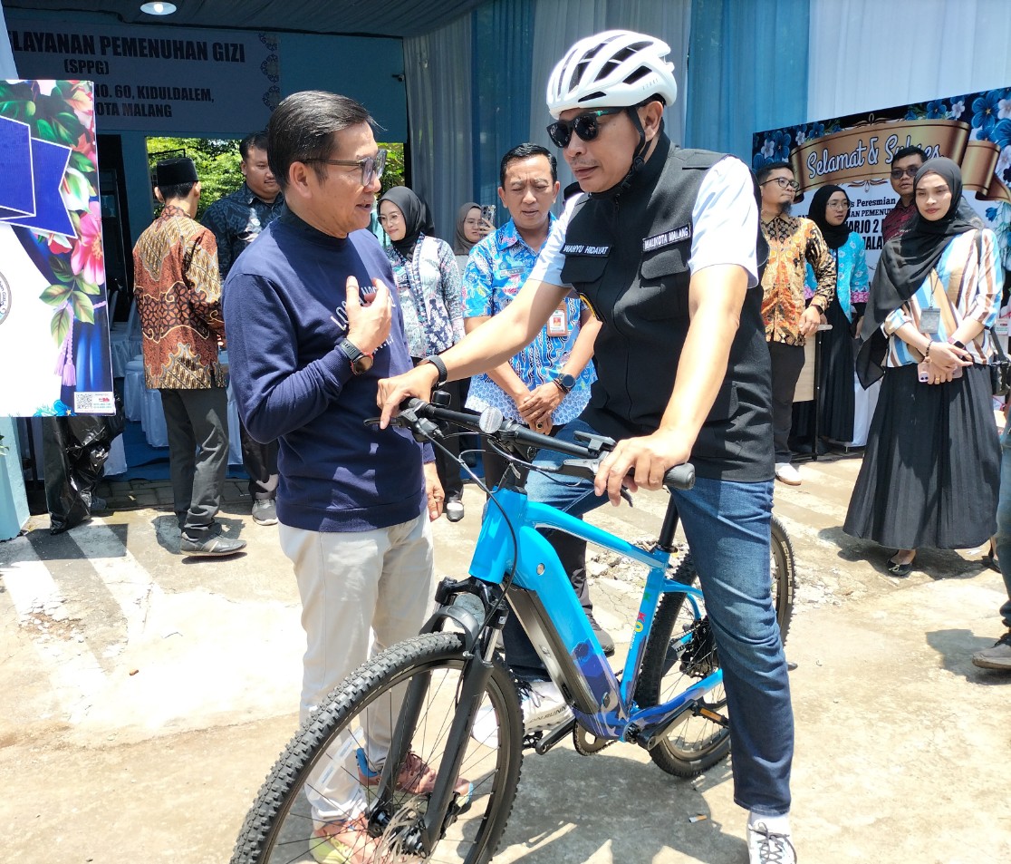 Wali Kota Malang Wahyu Hidayat bersepeda saat menghadiri peluncuran Satuan Pelayanan Pemenuhan Gizi (SPPG) dalam Program Makan Bergizi Gratis di Kelurahan Sukoharjo, Kecamatan Klojen, Jumat (27/3/2026). Foto: Tugusatu/Bagus Suryo