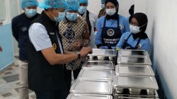 Wali Kota Malang Wahyu Hidayat meninjau SPPG Klojen di Kelurahan Sukoharjo. Foto: Tugusatu/Maghfirotul Hasanah