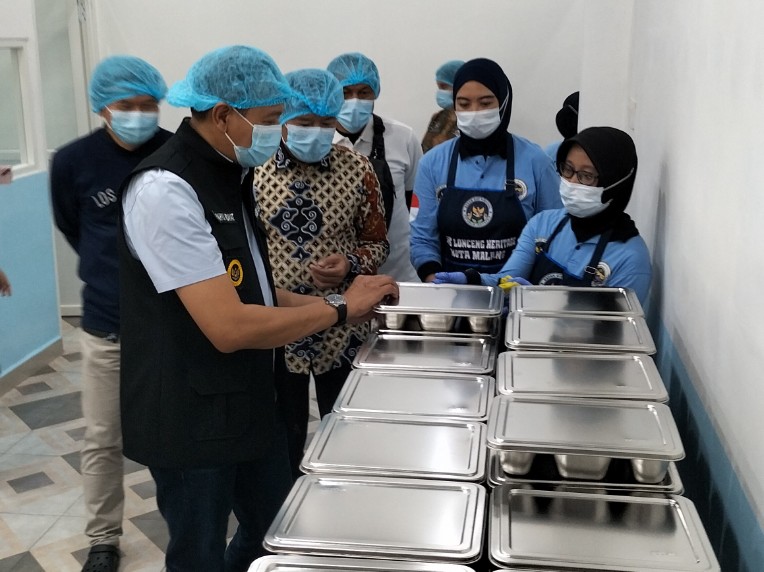 Wali Kota Malang Wahyu Hidayat meninjau SPPG Klojen di Kelurahan Sukoharjo. Foto: Tugusatu/Maghfirotul Hasanah