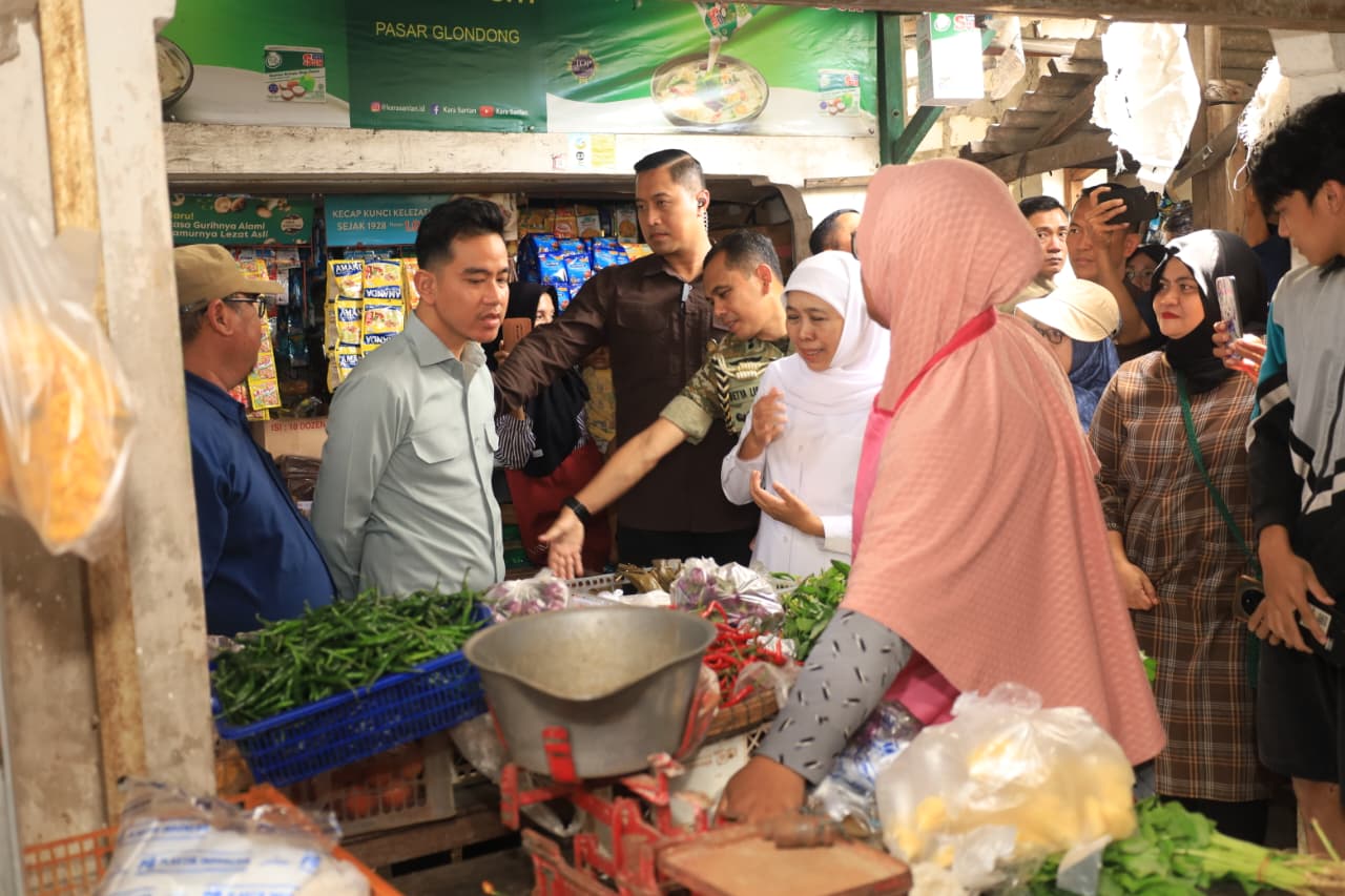 Wapres Gibran Rakabuming Raka memantau aktivitas perdagangan di Pasar Gelondong Gede, Kabupaten Tuban, Jawa Timur, Jumat (6/3/2026). Foto: Tugusatu/Ahmad Yakub/ist