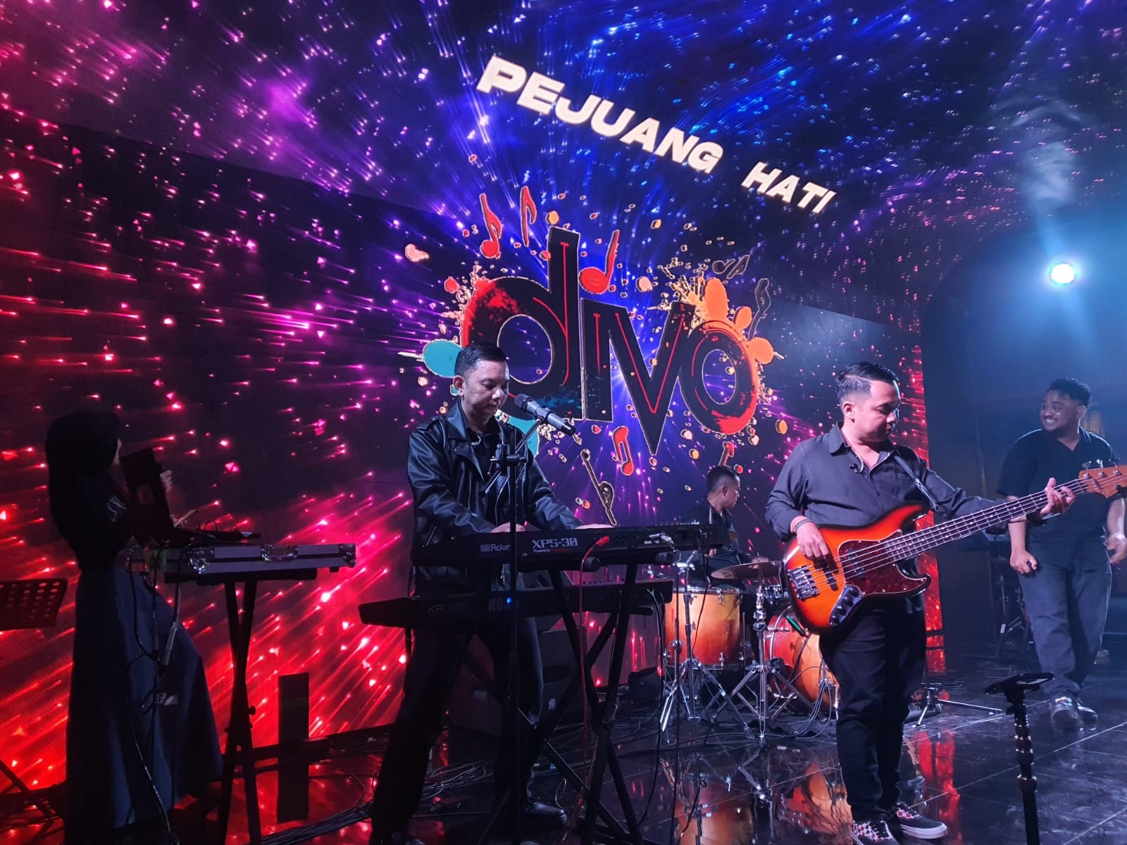 Penampilan Divo Band pada peluncuran album perdananya  di Hi5 Lounge Anang Family Karaoke, Selasa (21/4/2026) malam.