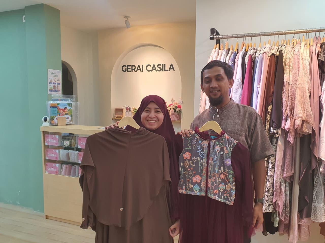 Aris Susanto, suami dari Indah Casila Sakti, pemilik dari Casila Indonesia, menujukkan busana karya mereka di Galeri Casila,  Kec. Poncokusumo, Kab. Malang.