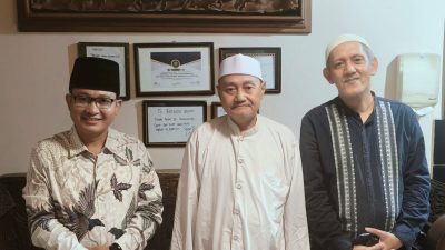 Dari kiri ke kanan: Abd. Aziz, Kiai Muhammad Ali Cholil, dan Kiai Imam Buchori Cholil. Foto: dok. pribadi Abd. Aziz