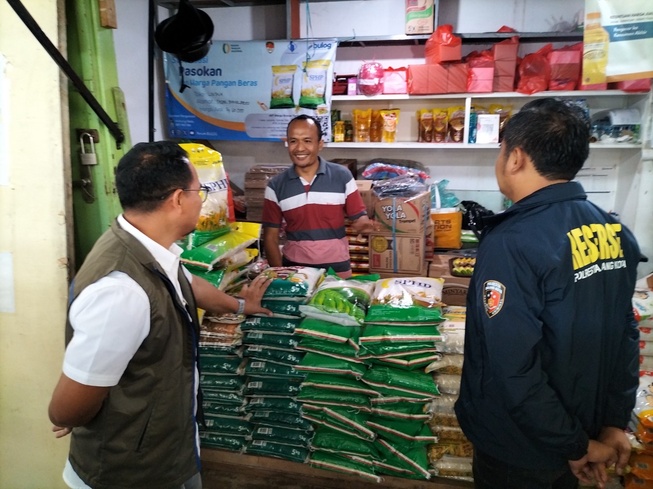 Bulog Malang bersama Satgas Pangan Polresta Malang Kota memantau stok Minyakita di Pasar Bunulrejo, Kota Malang. Foto: Tugusatu/Bagus Suryo