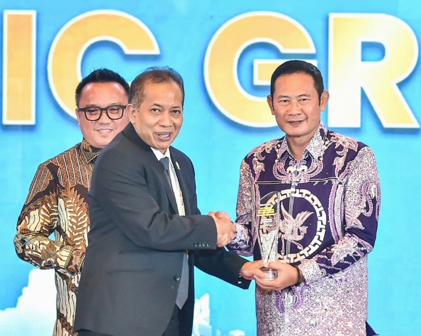 Bupati Lamongan Yuhronur Efendi menerima penghargaan Economic Growth kategori Top Regency in Agro-Maritime Food Hub dalam ajang National Governance Award 2026 di Jakarta, Jumat (24/4/2026). Foto: Diskominfo Lamongan