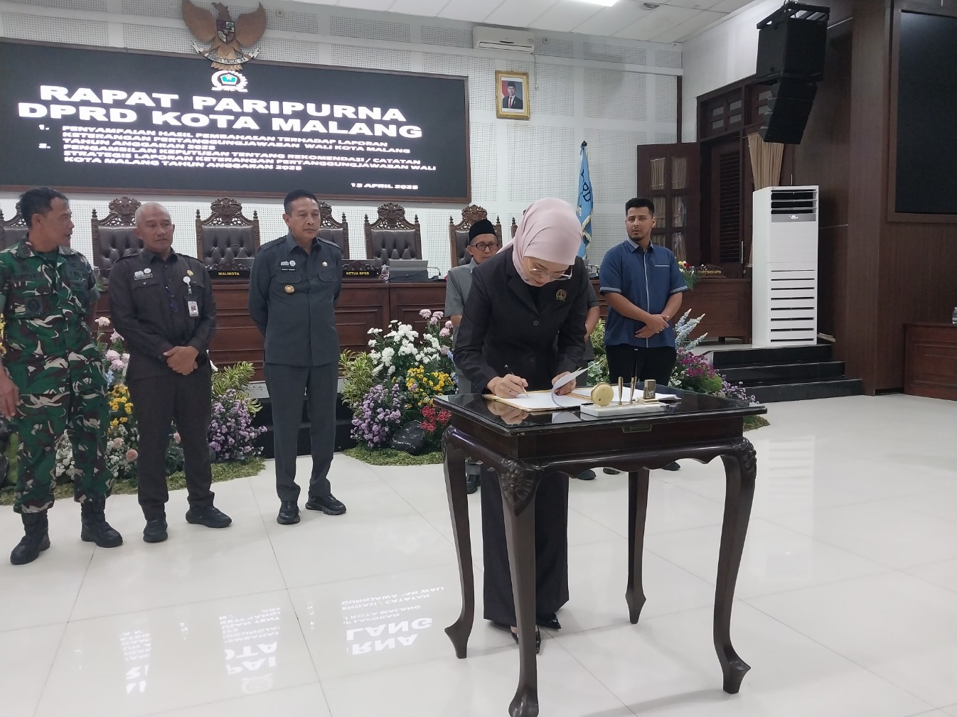 Ketua DPRD Kota Malang Amithya Ratnanggani Sirraduhita menandatangani persetujuan LKPJ wali kota 2025. Foto: Tugusatu/Maghfirotul Hasanah