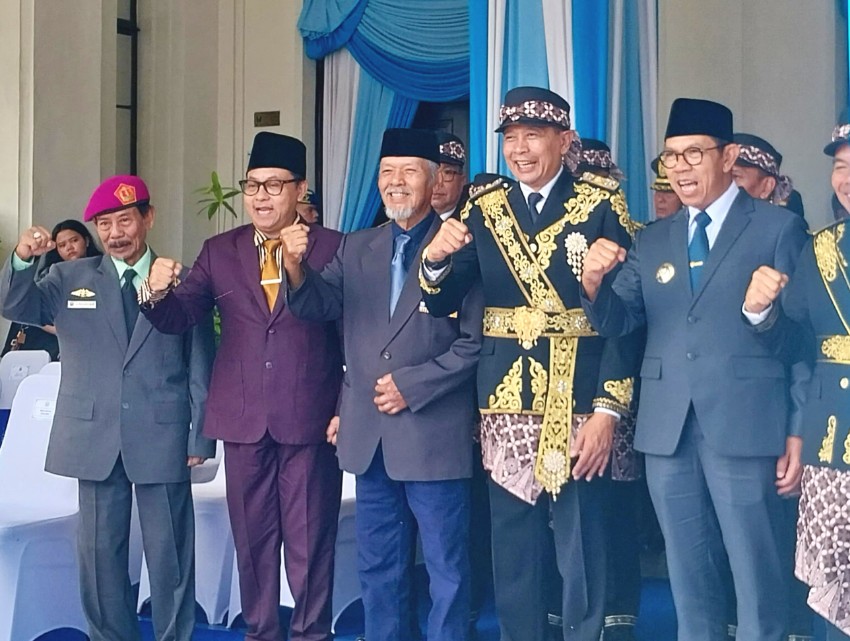 Wali Kota Malang Wahyu Hidayat bersama para pemimpin pendahulu kota saat merayakan HUT Kota Malang ke-112 di Balai Kota Malang. Foto: Tugusatu/Maghfirotul Hasanah