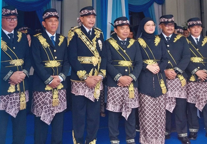 Wali Kota Malang Wahyu Hidayat dan Wakil Wali Kota Ali Muthohirin bersama forkopimda mengenakan busana khas Malang.