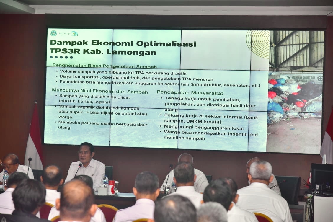 Bupati Lamongan Yuhronur Efendi akrab disapa Pak Yes menekankan pentingnya penanganan sampah secara menyeluruh dari sumbernya. Foto: Tugusatu/Ahmad Yakub/ist