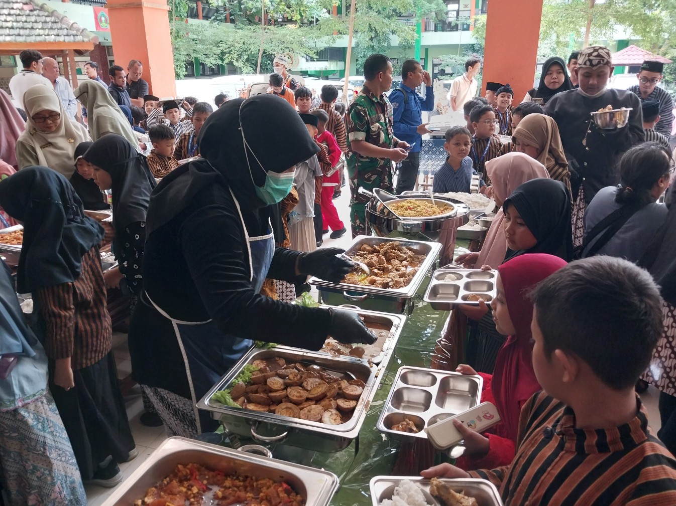 Siswa di MIN 2 Kota Malang begitu antusias menikmati makan bergizi sistem prasmanan. Foto: Tugusatu/Maghfirotul Hasanah