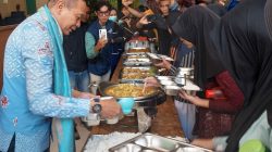 Wali Kota Malang Wahyu Hidayat mencoba makan bergizi gratis sistem prasmanan bersama siswa di Madrasah Ibtidaiyah Negeri 2 Malang, Kamis (2/4/2026). Foto: Tugusatu/Maghfirotul Hasanah