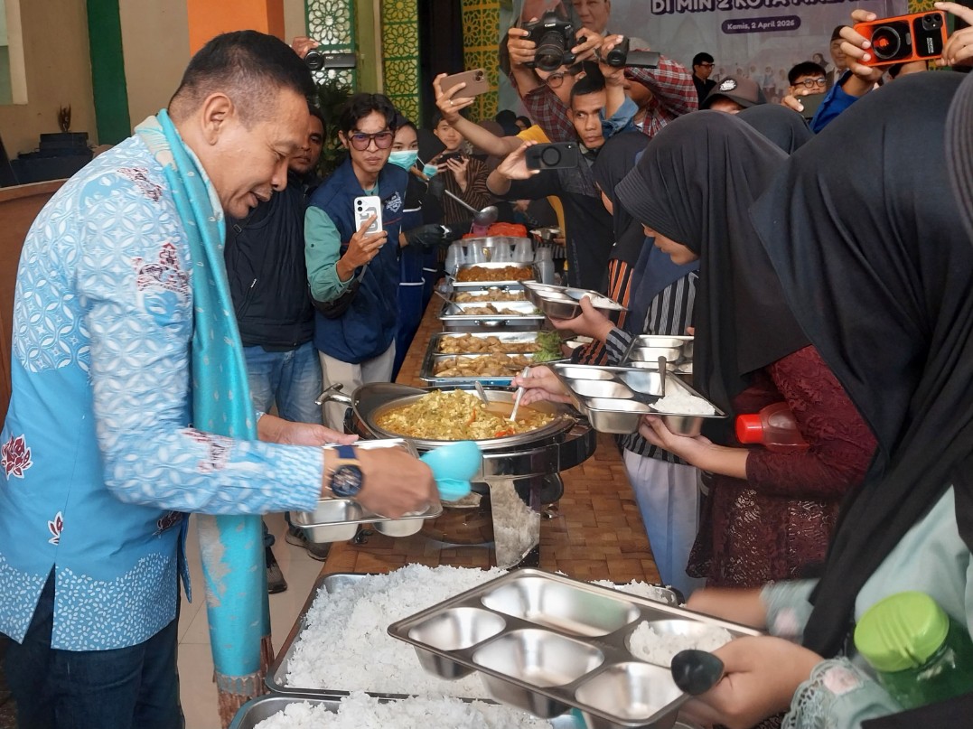 Wali Kota Malang Wahyu Hidayat mencoba makan bergizi gratis sistem prasmanan bersama siswa di Madrasah Ibtidaiyah Negeri 2 Malang, Kamis (2/4/2026). Foto: Tugusatu/Maghfirotul Hasanah