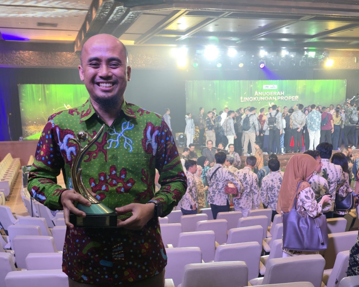 Senior Manager PLN NP UP Brantas, Eko Wijanarto menerima penghargaan Proper Hijau tahun 2026.