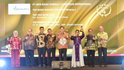 Bupati Lamongan, Yuhronur Efendi akrab disapa Pak Yes meraih penghargaan Top Pembina BUMD 2026 dalam ajang Top BUMD Award 2026 di Hotel Raffles Jakarta, Senin (13/4/2026). Foto: Tugusatu/Ahmad Yakub/ist