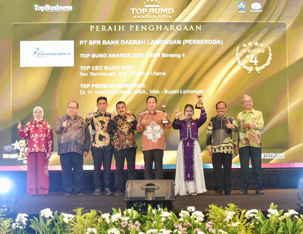 Bupati Lamongan, Yuhronur Efendi akrab disapa Pak Yes meraih penghargaan Top Pembina BUMD 2026 dalam ajang Top BUMD Award 2026 di Hotel Raffles Jakarta, Senin (13/4/2026). Foto: Tugusatu/Ahmad Yakub/ist