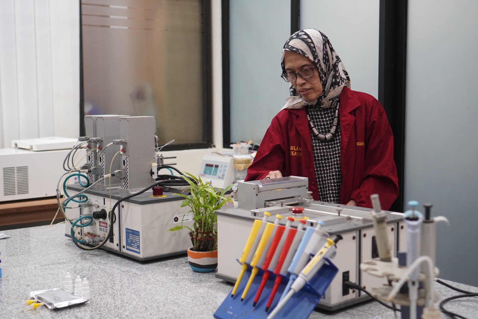 Dosen Universitas Brawijaya Prof. Dr. Aulanni’am, drh., DES mengembangkan Rapid Test Kit untuk diagnosis penyakit pada kucing. Foto: Dok. UB