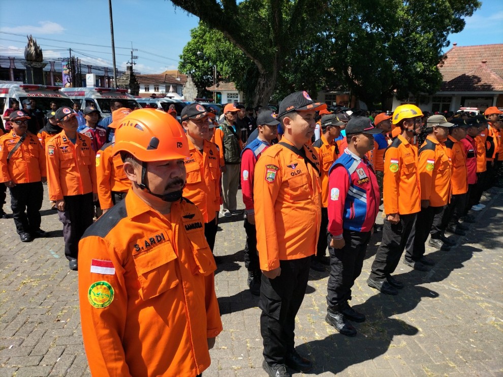 Personel Rescue Bela Negara Malang Raya bersama relawan lainnya mengikuti apel dalam rangka Hari Kesiapsiagaan Bencana 2026.