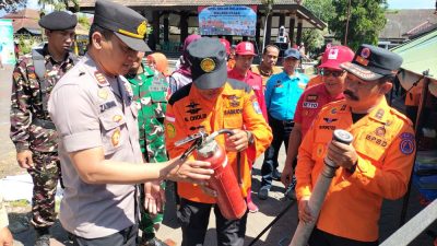 Kepala Pelaksana BPBD Kabupaten Malang, Purwoto (kanan) bersama pemangku kepentingan mengecek kesiapan sarana prasarana saat apel Hari Kesiapsiagaan Bencana 2026 di eks Pendapa Kawedanan Kecamatan Singosari, Kabupaten Malang, Minggu (26/4/2026). Foto: Tugusatu/Bagus Suryo