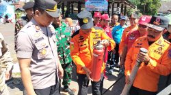 Petugas mengecek kesiapan peralatan pemadam kebakaran hutan dan lahan saat apel siaga relawan Malang Utara. Foto: Tugusatu/Bagus Suryo