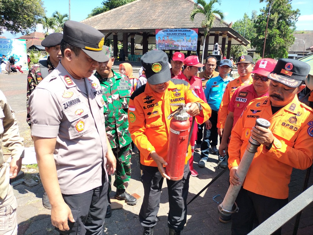 Petugas mengecek kesiapan peralatan pemadam kebakaran hutan dan lahan saat apel siaga relawan Malang Utara. Foto: Tugusatu/Bagus Suryo