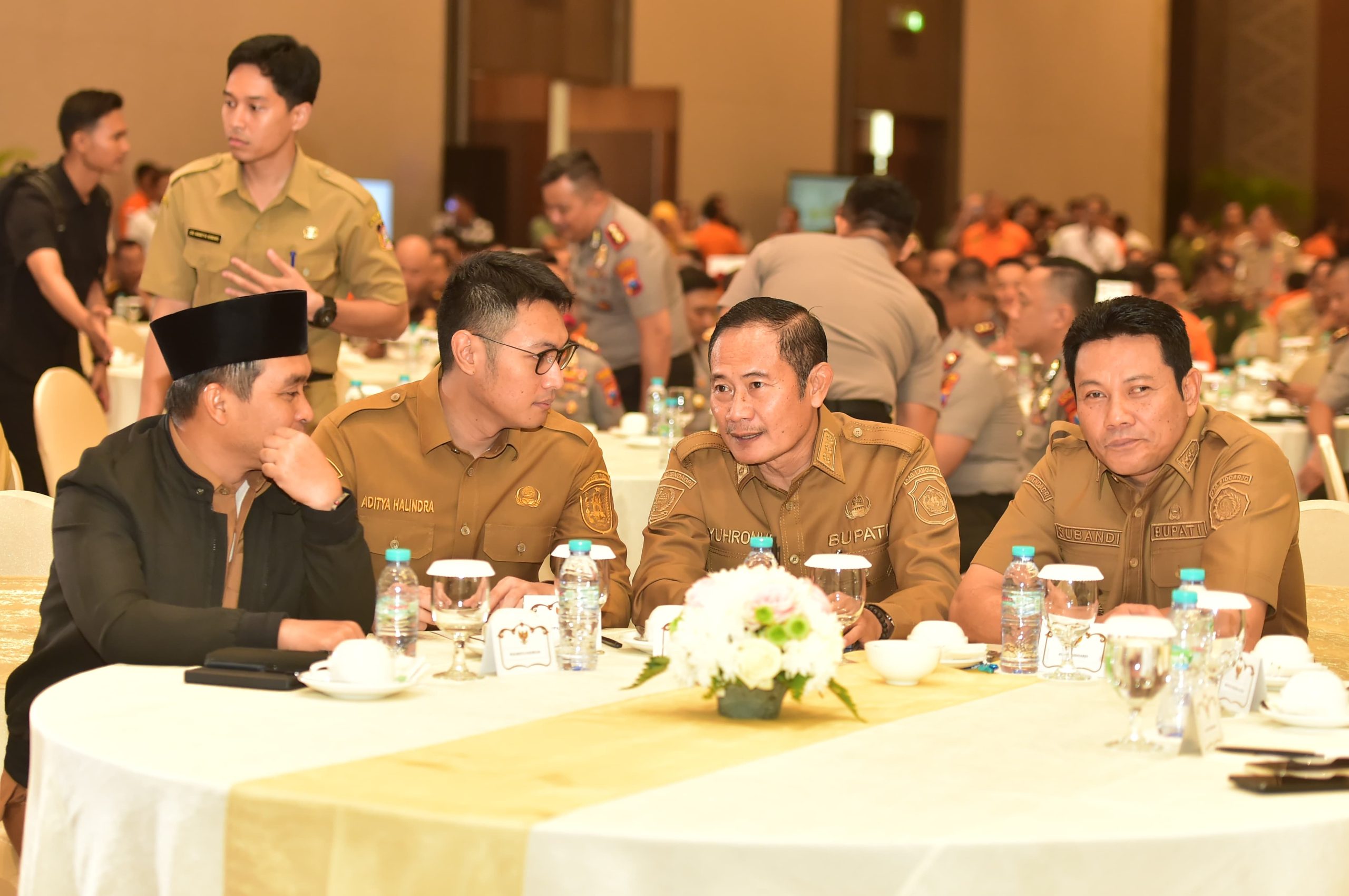 Bupati Lamongan Yuhronur Efendi (kedua dari kanan) menghadiri rakor penanganan dampak hidrometeorologi dan potensi bencana musim kemarau Jawa Timur Tahun 2026. Foto: Tugusatu/Ahmad Yakub/ist