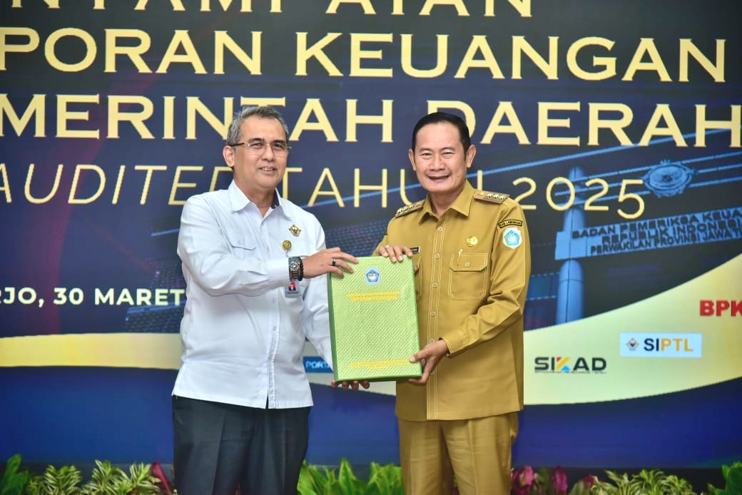 Bupati Lamongan Yuhronur Efendi menyerahkan Laporan Keuangan Pemerintah Daerah (LKPD) Unaudited Tahun Anggaran 2025 di Badan Pemeriksa Keuangan (BPK) Perwakilan Jawa Timur, Senin (30/3/2026). Foto: Tugusatu/Ahmad Yakub/ist. Dok Kominfo Lamongan