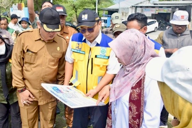 Bupati Lamongan Yuhronur Efendi bersama Dirjen Tanaman Pangan Kementerian Pertanian Tin Latifah meninjau Embung Sumengko di Desa Tambakmenjangan, Kecamatan Sarirejo, Selasa (28/4). Foto: Tugusatu/Ahmad Yakub/ist
