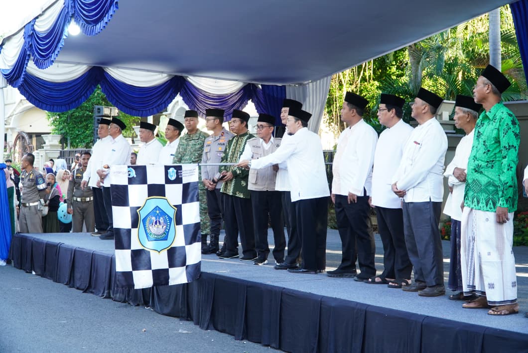 Bupati Lamongan Yuhronur Efendi memberangkatkan lima kloter jemaah haji di Pendopo Lokatantra, Rabu (29/4). Foto: Tugusatu/Ahmad Yakub/ist