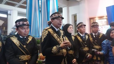 Wali Kota Malang Wahyu Hidayat bersama Wakil Wali Kota Ali Muthohirin dan Ketua DPRD Amithya Ratnanggani Sirraduhita mengenakan busana khas saat HUT Kota Malang ke-112. Foto: Tugusatu/Maghfirotul Hasanah