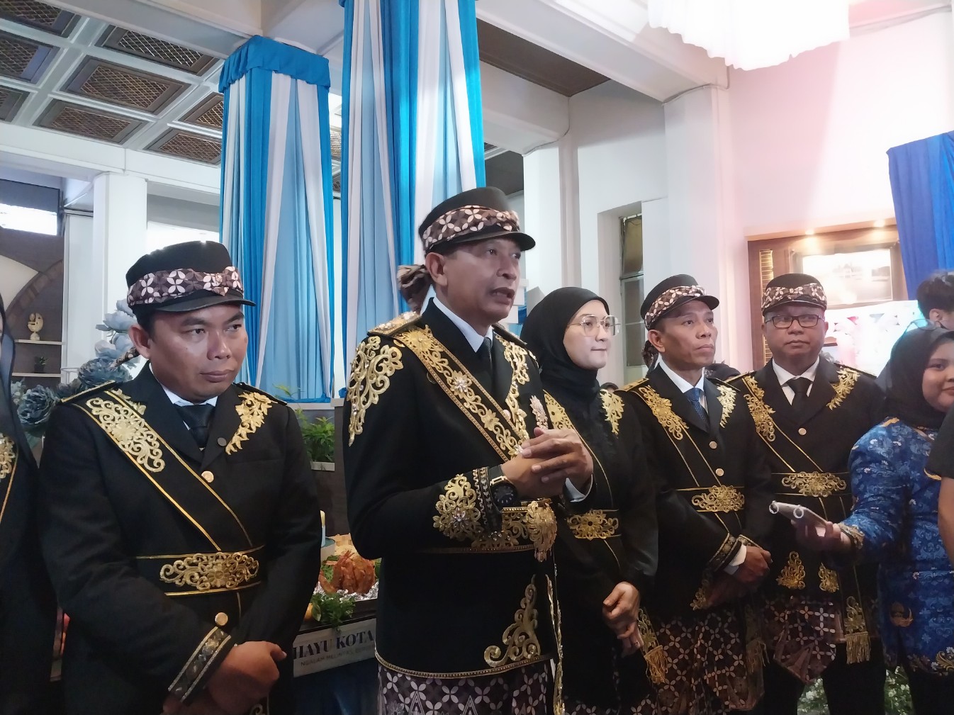 Wali Kota Malang Wahyu Hidayat bersama Wakil Wali Kota Ali Muthohirin dan Ketua DPRD Amithya Ratnanggani Sirraduhita mengenakan busana khas saat HUT Kota Malang ke-112. Foto: Tugusatu/Maghfirotul Hasanah