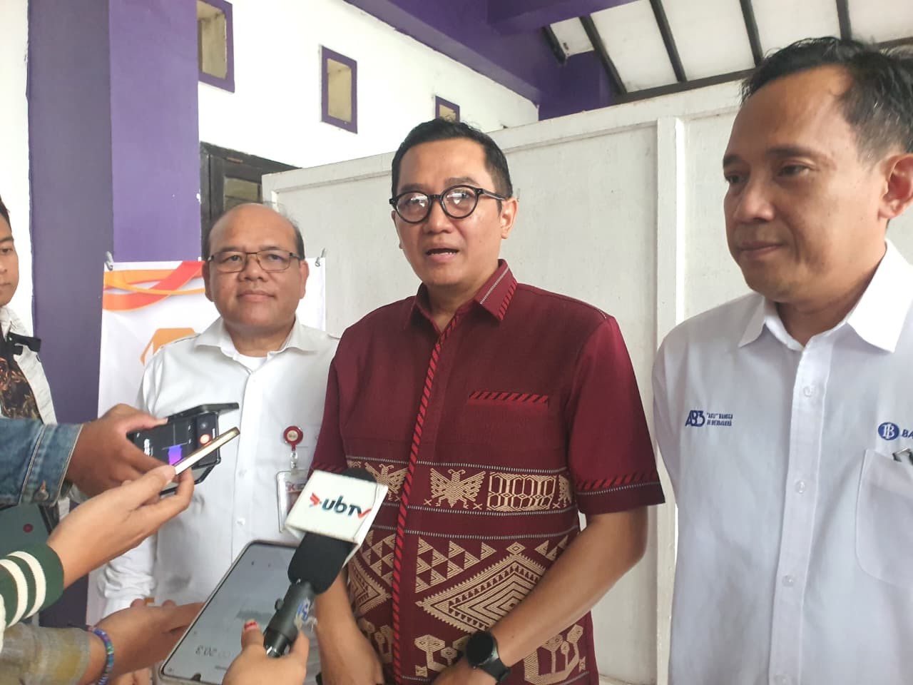 Kepala Kantor Perwakilan LPS II, Bambang S. Hidayat (tengah) bersama Kepala OJK Malang, Farid Faletehan (kiri), dan Kepala BI Malang, Indra Kuspriyadi, memberikan keterangan pers di sela-sela LPS Goes to Campus di Universitas Tribhuwana Tunggadewi (Unitri), Rabu (29/4/ 2026)