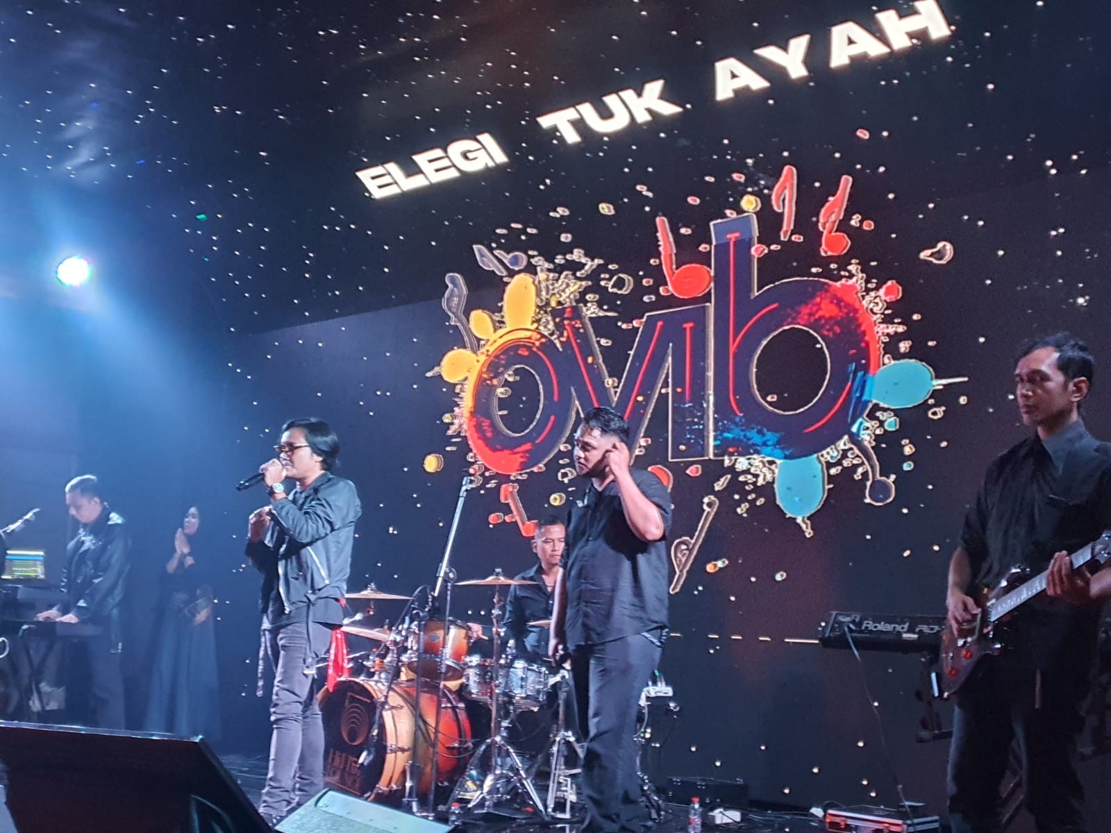 Penampilan Divo Band pada peluncuran album perdananya  di Hi5 Lounge Anang Family Karaoke, Selasa (21/4/2026) malam.