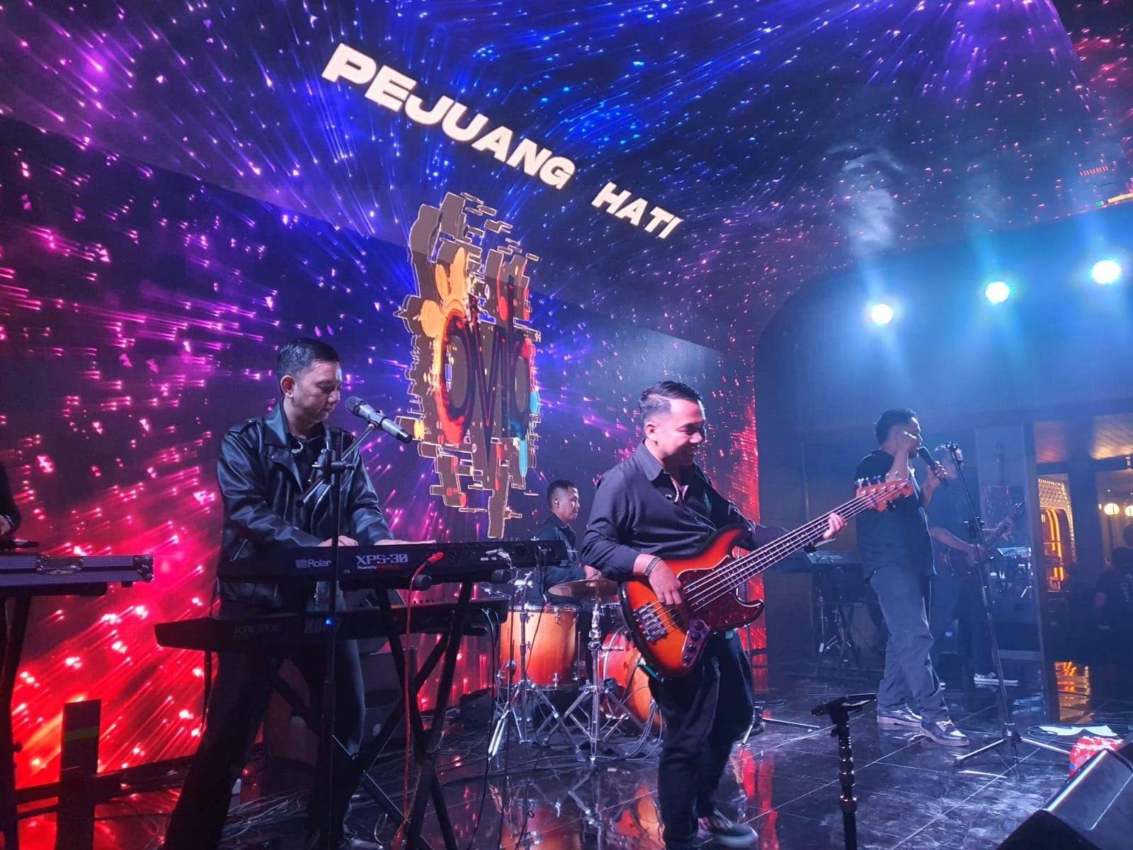 Penampilan Divo Band pada peluncuran album perdananya  di Hi5 Lounge Anang Family Karaoke, Selasa (21/4/2026) malam.