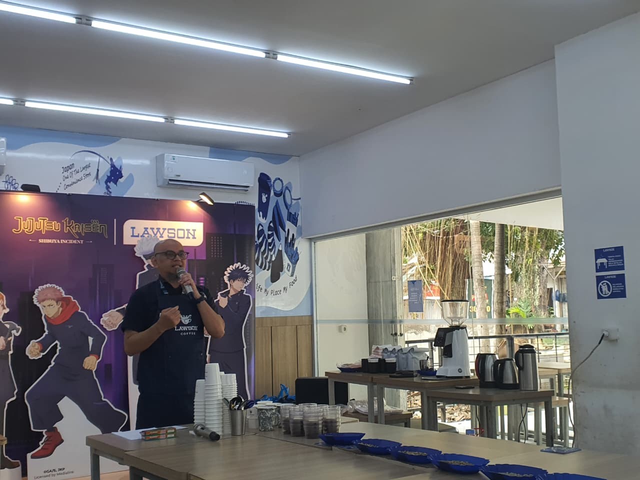 Corporate Communicaton Manager Lawson Indonesia, Firly Firlandi, memberikan sambutan pada cupping kopi yang digelar Lawson Indonesia  di Lawson Jalan Pahlawan Trip Malang, Kamis (30/4/2026)