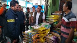 Bulog Malang bersama Satgas Pangan Polresta Malang Kota sidak di Pasar Bunulrejo, Kota Malang. Foto: Tugusatu/Bagus Suryo