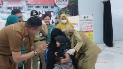 Wali Kota Malang Wahyu Hidayat meninjau imunisasi kejar serentak campak di Kelurahan Bunulrejo, Kota Malang. Foto: Tugusatu/Maghfirotul Hasanah