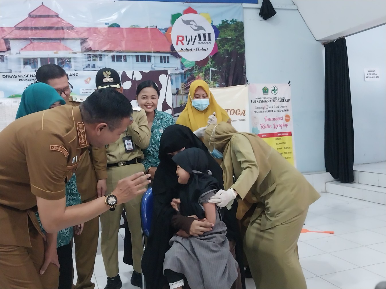 Wali Kota Malang Wahyu Hidayat meninjau imunisasi kejar serentak campak di Kelurahan Bunulrejo, Kota Malang. Foto: Tugusatu/Maghfirotul Hasanah